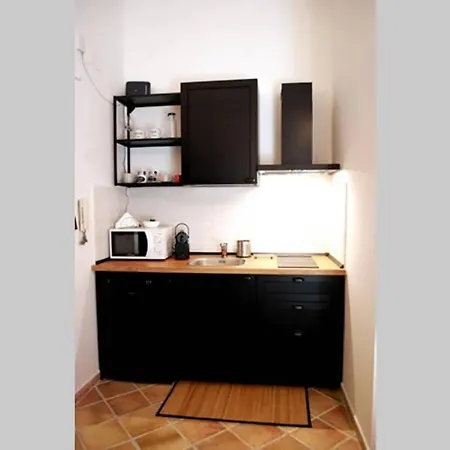 Urbana Apartment *
