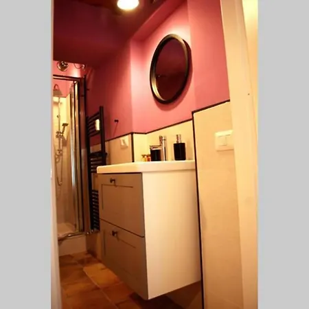 Urbana Apartment *